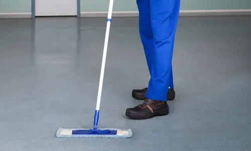 
          Imagem ilustrativa da imagem Itália inocenta zelador que assediou aluna porque ato durou 'só 10 segundos'
          