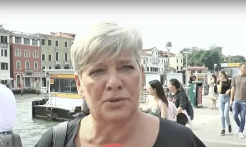 
          Imagem ilustrativa da imagem Italiana do meme "Attenzione, pickpocket" é roubada por batedores de carteira
          