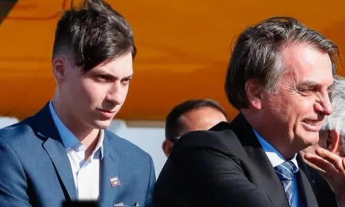 
          Imagem ilustrativa da imagem Jair Renan, filho ‘04’ de Bolsonaro, é alvo de operação da Polícia Civil
          