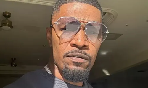 
          Imagem ilustrativa da imagem Jamie Foxx é visto pela primeira vez quase três meses após internação
          