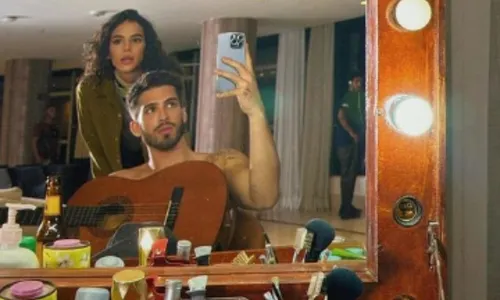 
          Imagem ilustrativa da imagem João Guilherme posa sem camisa ao lado de Bruna Marquezine
          