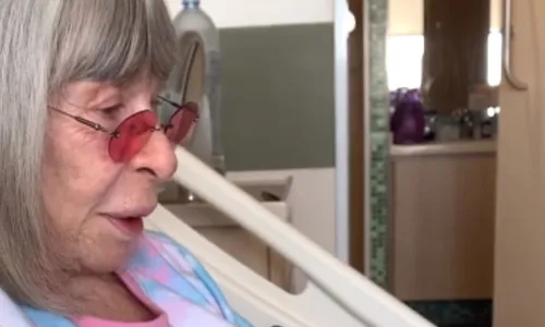 
          Imagem ilustrativa da imagem João Lee publica vídeo de Rita no hospital e relembra primeira internação da mãe
          