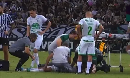 
          Imagem ilustrativa da imagem Jogador cai desacordado e deixa campo de ambulância na Série B
          