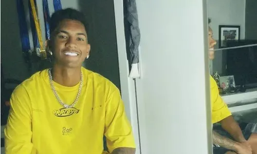 
          Imagem ilustrativa da imagem Jogador de futebol diz ter sido alvo de racismo em loja da Zara no Rio
          