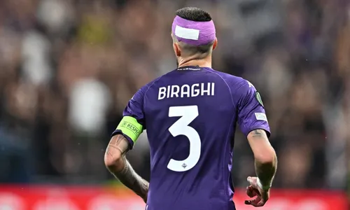 
          Imagem ilustrativa da imagem Jogador sofre corte na cabeça por objeto jogado pela torcida no campo
          