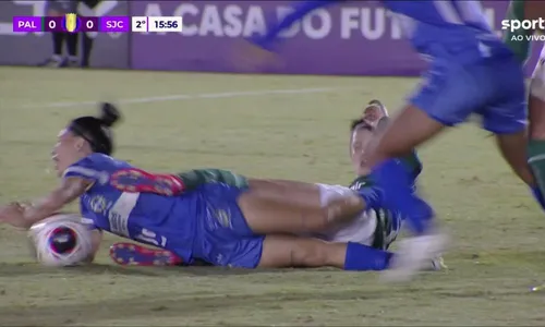 
          Imagem ilustrativa da imagem Jogadora perde dente após ser atingida com chute e deixa campo de ambulância
          