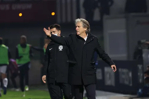 
          Imagem ilustrativa da imagem Jorge Jesus celebra retorno ao Al Hilal: "Feliz de voltar para onde fui feliz"
          