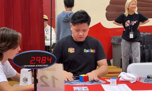 
          Imagem ilustrativa da imagem Jovem autista quebra recorde mundial de cubo mágico
          