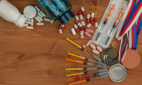 
          Imagem ilustrativa da imagem Jovem toma anabolizante e fica com quadro grave de acne
          