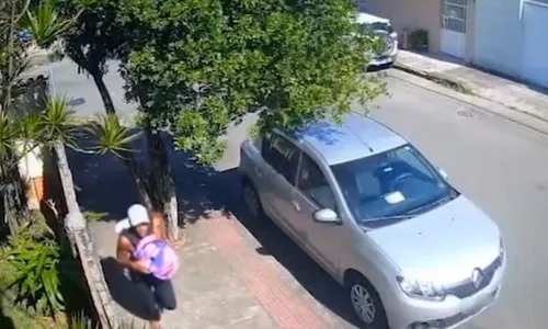 
          Imagem ilustrativa da imagem Ladrão assalta loja, invade casas e troca de roupa para enganar polícia na Serra
          