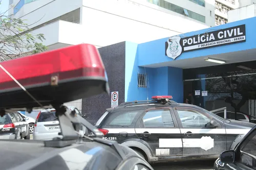 
          Imagem ilustrativa da imagem Ladrão é detido por clientes após roubar bebidas em posto de gasolina na Serra
          