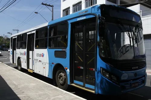 
          Imagem ilustrativa da imagem Ladrão é preso após roubar passageiro em ônibus do Transcol em Vitória
          