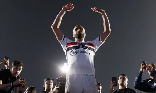 
          Imagem ilustrativa da imagem Lucas chora em campo após classificação do São Paulo
          