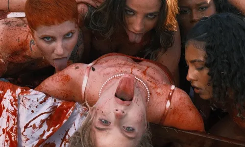 
          Imagem ilustrativa da imagem Luísa Sonza debocha após ter sido acusada de suposto pacto com o demônio
          