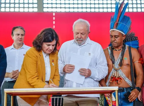 
          Imagem ilustrativa da imagem Lula: “Farmácia Popular foi ironizado, mas volta com mais força”
          