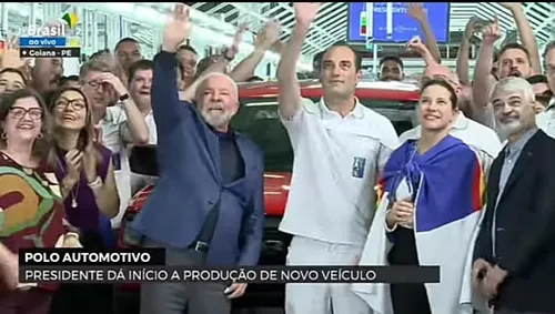 
          Imagem ilustrativa da imagem Lula chega a Pernambuco e já lança carro em fábrica de Goiana
          