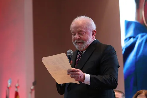 
          Imagem ilustrativa da imagem Lula diz que quem tentar golpe será preso e que não tem medo de atentados
          