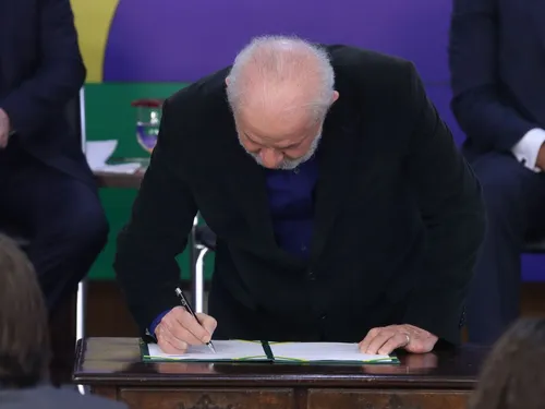 
          Imagem ilustrativa da imagem Lula sanciona novo salário mínimo com ganho real e mudança da isenção no IR
          