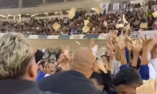 
          Imagem ilustrativa da imagem MC Cabelinho joga dinheiro para o público em campeonato de jiu-jitsu
          