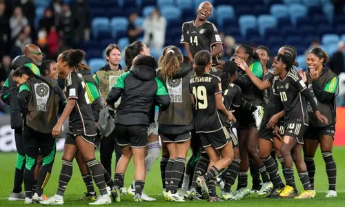 
          Imagem ilustrativa da imagem Mãe de jogadora jamaicana cria "vaquinha" para ajudar nas despesas da seleção
          