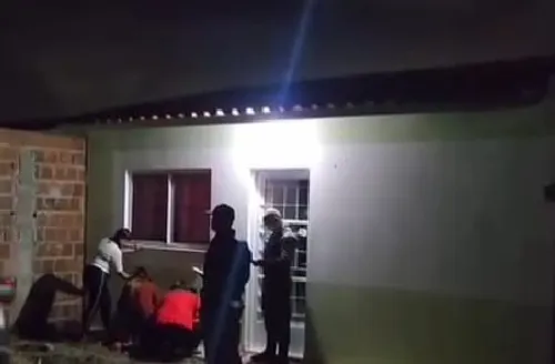 
          Imagem ilustrativa da imagem Mãe e filha de 10 anos são assassinadas no Residencial Xique-xique, em Caruaru
          