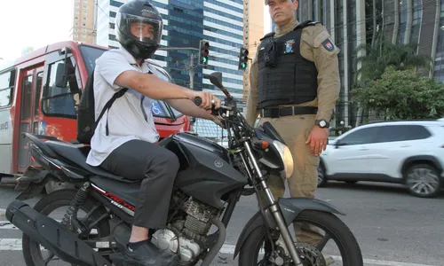 
          Imagem ilustrativa da imagem Mais de 3.600 multados por dirigir com calçado irregular no ES
          