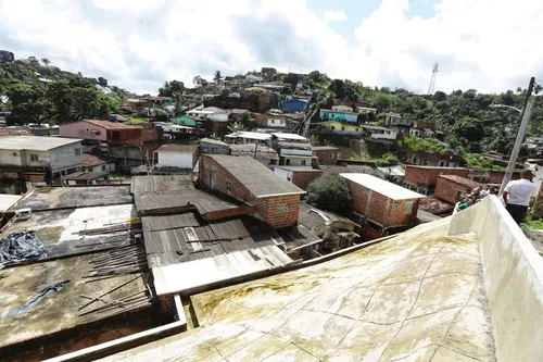 
          Imagem ilustrativa da imagem Mais uma obra de contenção de encosta entregue para evitar tragédias
          