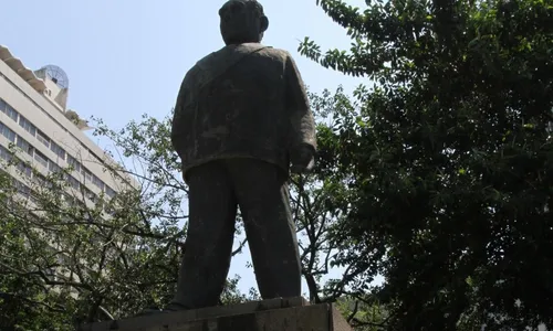 
          Imagem ilustrativa da imagem Mandamentos viram tema de obra no Centro
          