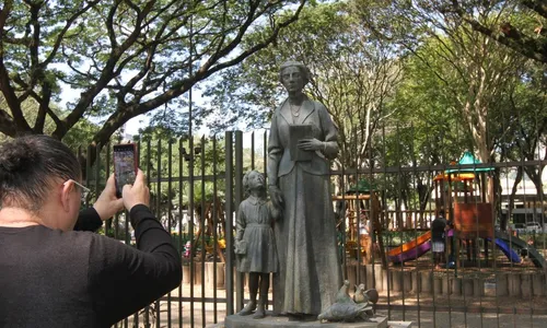 
          Imagem ilustrativa da imagem Mandamentos viram tema de obra no Centro
          