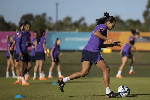 
          Imagem ilustrativa da imagem Marta volta a treinar com bola a quatro dias da estreia da seleção
          