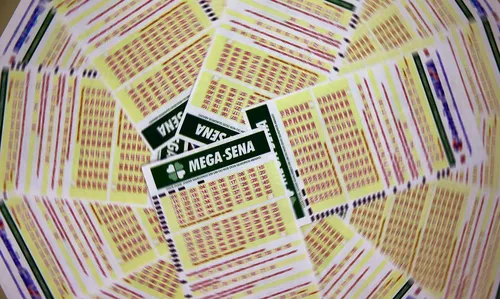 
          Imagem ilustrativa da imagem Mega-Sena acumula e deve pagar R$ 45 milhões na quarta-feira
          