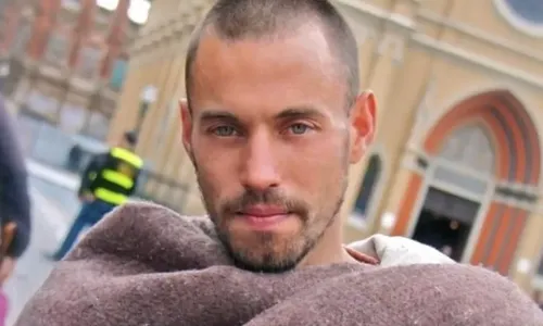 
          Imagem ilustrativa da imagem 'Mendigo gato' diz que quer escrever um livro e que já viveu em 127 cidades
          