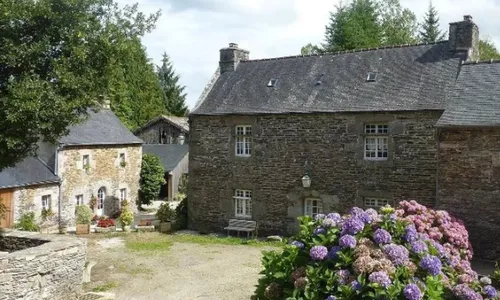 
          Imagem ilustrativa da imagem Menina de 11 anos morre baleada enquanto brincava em balanço na França
          