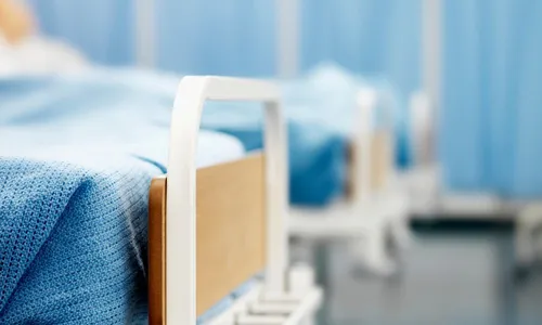 
          Imagem ilustrativa da imagem Menina resgatada com desnutrição se recupera em hospital ao lado da avó
          