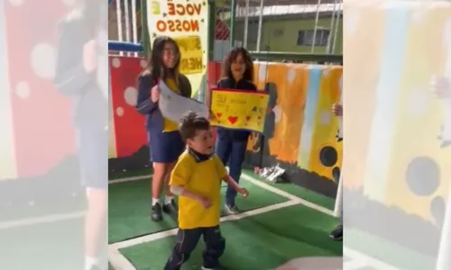 
          Imagem ilustrativa da imagem Menino Gui reencontra amigos e professores na escola após deixar hospital
          