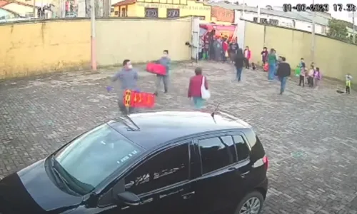 
          Imagem ilustrativa da imagem Menino de 7 anos morre após sofrer queda em brinquedo de escola
          