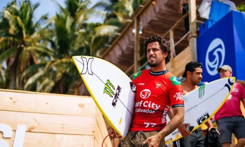 
          Imagem ilustrativa da imagem Mesmo machucado, Toledo é campeão da etapa de El Salvador do Mundial de surfe
          