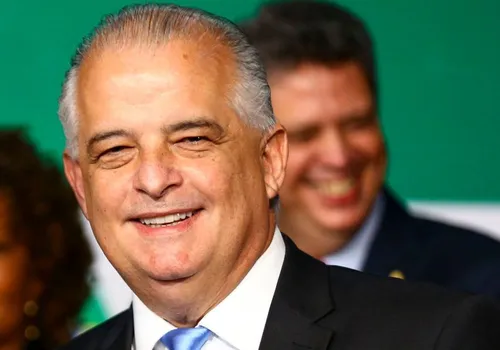 
          Imagem ilustrativa da imagem Ministro Márcio França promete 100 novos aeroportos no Brasil até 2026
          