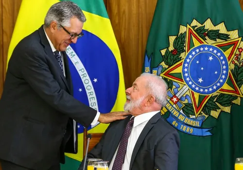 
          Imagem ilustrativa da imagem Ministro de Lula critica acusações de que Faustão furou fila do transplante
          