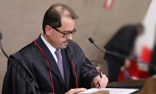 
          Imagem ilustrativa da imagem Ministro vota pela inelegibilidade de Bolsonaro e placar está em 2 a 1
          