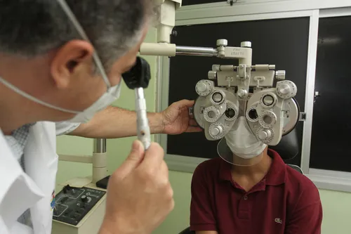 
          Imagem ilustrativa da imagem Miopia atinge cada vez mais crianças; Especialistas explicam o motivo
          