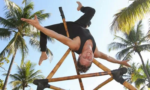 
          Imagem ilustrativa da imagem Mistura de ioga e circo vira atração no ES
          