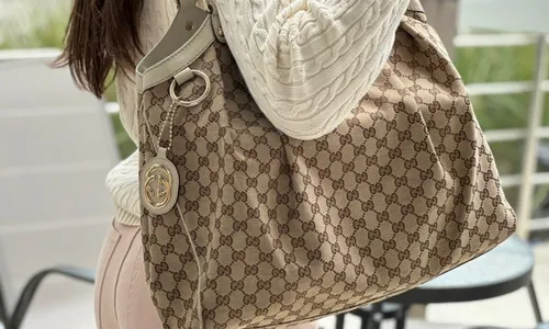 
          Imagem ilustrativa da imagem Moda de segunda mão ganha o mercado de luxo
          