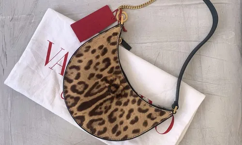 
          Imagem ilustrativa da imagem Moda de segunda mão ganha o mercado de luxo
          