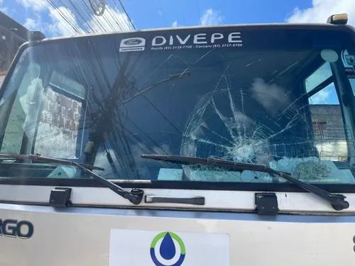 
          Imagem ilustrativa da imagem Moradores do Conjunto Beira Mar apedrejam caminhão da Compesa
          