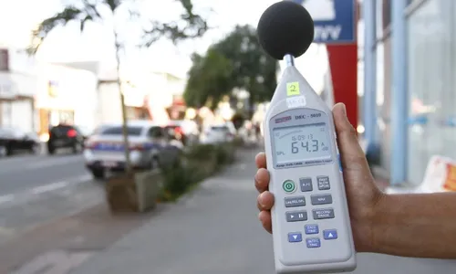 
          Imagem ilustrativa da imagem Moradores vão à Justiça contra barulho e baderna na Praia do Canto
          