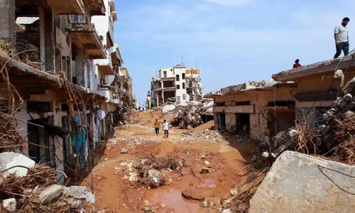 
          Imagem ilustrativa da imagem Mortes em cidade na Líbia destruída por inundações ultrapassam 11 mil
          