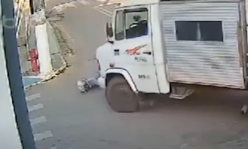 
          Imagem ilustrativa da imagem Motociclista vai parar embaixo de caminhão no Sul do Estado
          