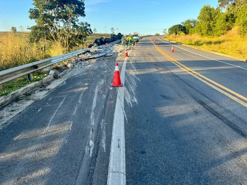 
          Imagem ilustrativa da imagem Motorista de 22 anos morre após perder controle de caminhão e tombar na BR-101
          