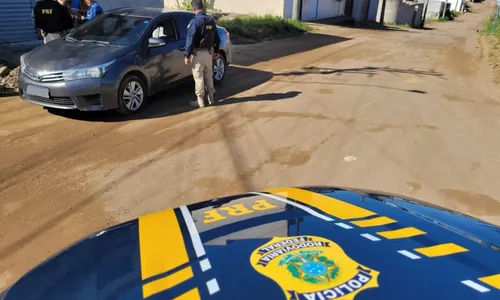 
          Imagem ilustrativa da imagem Motorista é flagrado com carro roubado e diz que comprou em rede social
          